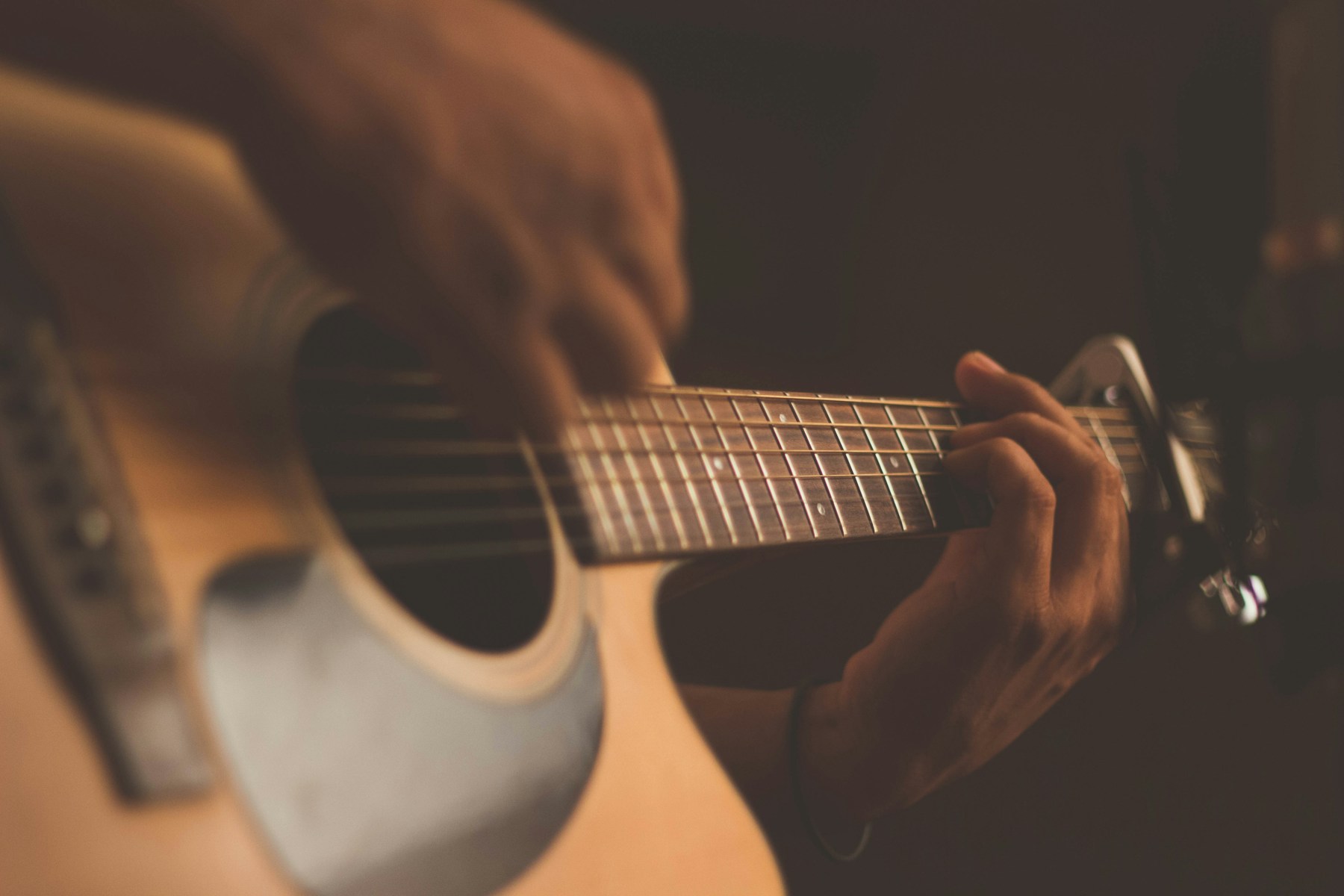 Een akoestische gitaar, klaar voor een nieuw verhaal